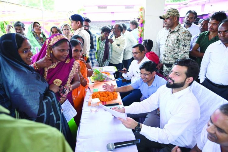 प्रशासन तुंहर द्वार के हर आवेदन के निराकरण पर हो रहा कार्य, हर आवेदनों के निराकरण को स्वयं देख रहे कलेक्टर