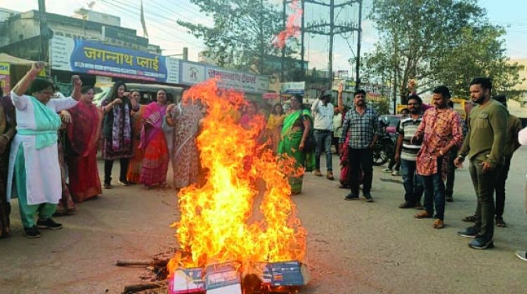 भाजपा महिला मोर्चा की महिला सदस्यों ने फूंका मुख्यमंत्री का पुतला