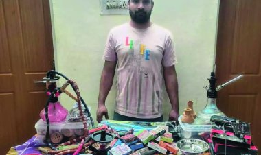 हुक्का सामान बेचते दुकान संचालक गिरफ्तार