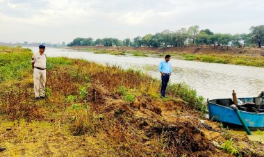 बोट में मोटर पंप लगाकर अवैध तरीके से हो रहा था रेत खनन, प्रशासन ने की कार्रवाई