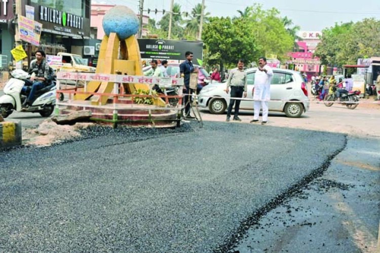 सड़क डामरीकरण कार्य का महापौर नीरज पाल ने लिया जायजा