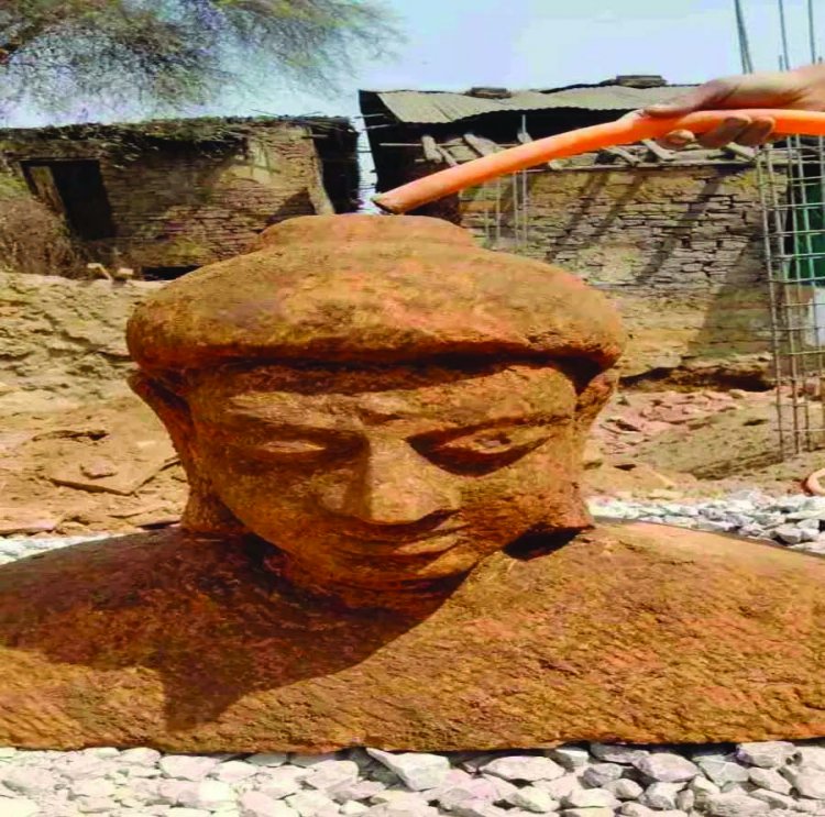 भाजपा नेता के घर खुदाई में निकली प्राचीन प्रतिमा