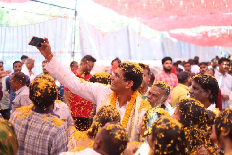 विधायक देवेंद्र ने अबीर गुलाल लगाकर बड़ो से लिये आशीर्वाद