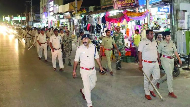 400 से भी अधिक पुलिस अधिकारी और जवान देर रात सड़कों पर निकले