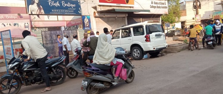 अभी-अभी स्कॉर्पियो कार के नीचे आने से बाल-बाल बची महिला, स्कूली छात्र चला रहा था कार