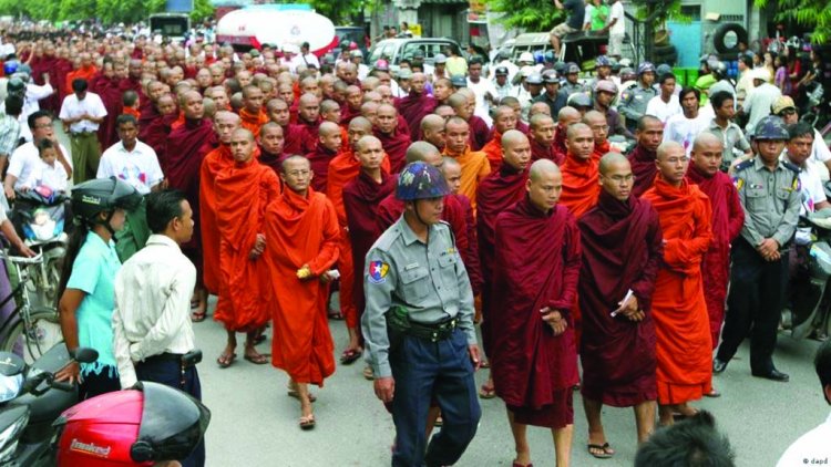 म्यांमार सेना ने बौद्ध मठ में लोगों को लाइन से खड़ा कर गोलियों से भूना