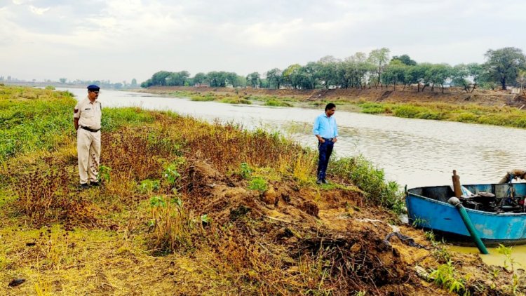 बोट में मोटर पंप लगाकर अवैध तरीके से हो रहा था रेत खनन, प्रशासन ने की कार्रवाई