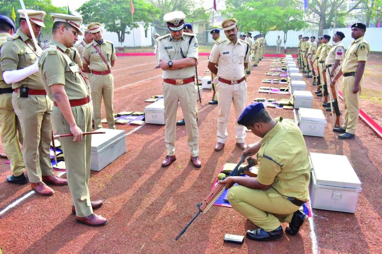 पुलिस महानिरीक्षक ने पुलिस लाइन दुर्ग एवं कार्यालय पुलिस अधीक्षक दुर्ग किया वार्षिक निरीक्षण