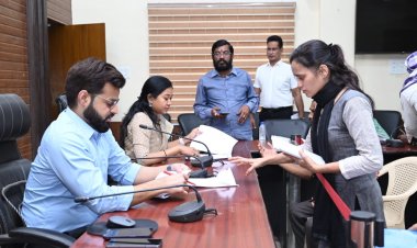 छोटा भाई घर में न कर ले कब्जा इसलिए आवेदिका प्रापर्टी टैक्स की पावती लेकर पहुंची जनदर्शन