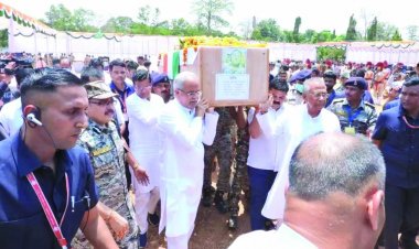 नक्सली हमले में शहीदों को श्रद्धांजलि देते हुए मुख्यमंत्री ने पार्थिव शरीर को दिया कंधा