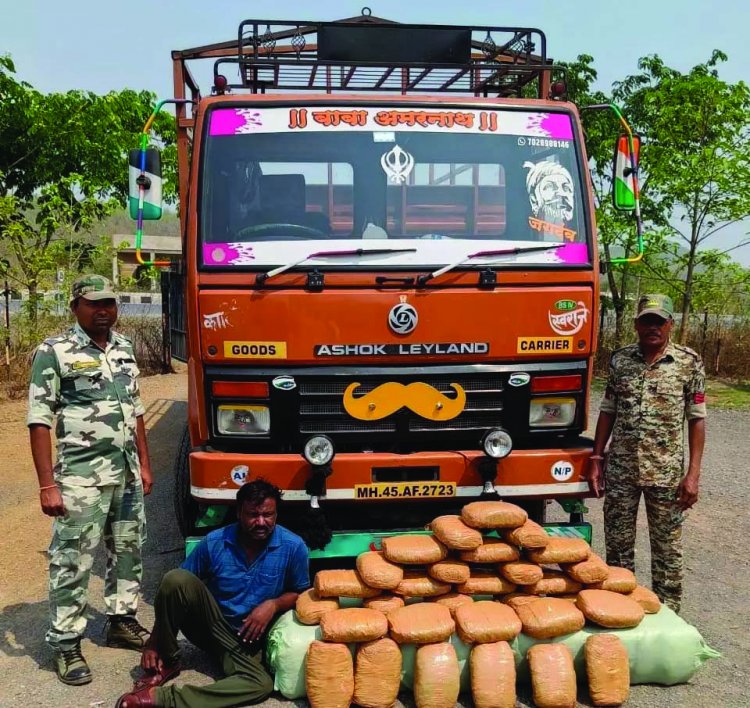 ट्रक से पकड़ाया 20 लाख रुपये का गांजा