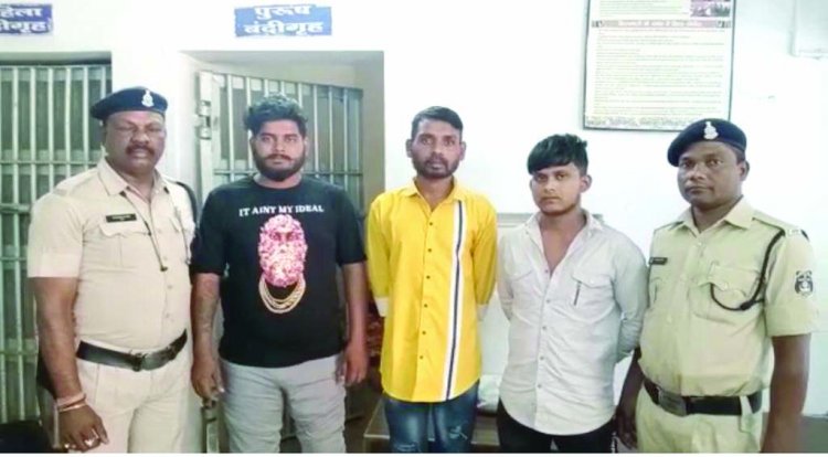 दुकान के बाहर गाली गलौज करने से किया मना तो बदमाशों ने लाठी-डंडों से की मारपीट, 3 गिरफ्तार