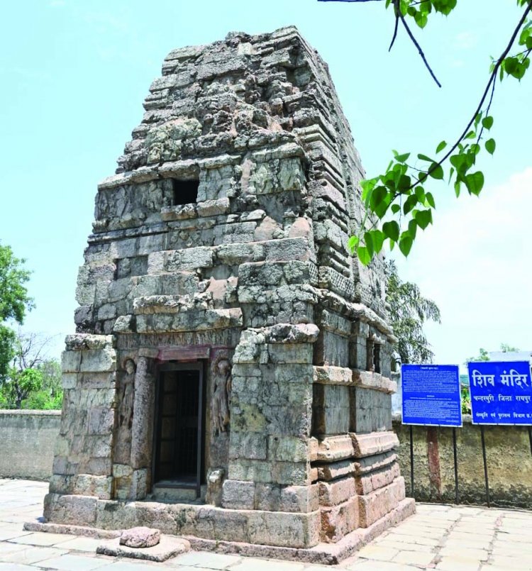 विलुप्त होने की कगार पर चंदखुरी का प्राचीन शिव मंदिर