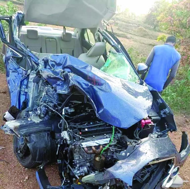 ट्रक और कार की टक्कर में तीन की मौत, नई कार की पूजा कराकर डोंगरगढ़ से लौट रहे थे