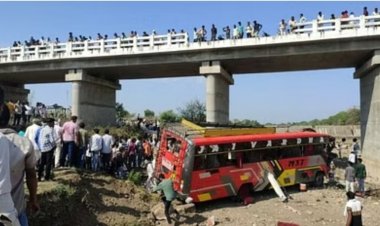 यात्रियों से भरी बस 50 फीट ऊंचे पुल से गिरी, 15 की मौत