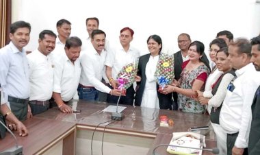 जिला एवं सत्र न्यायाधीश नीता यादव को गुदलस्ता भेंट कर जिला अधिवक्ता संघ दुर्ग ने दी बधाई