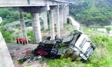 वैष्णो देवी जा रही बस पुल से गिरी, चालक समेत 10 की मौत, 59 यात्री घायल