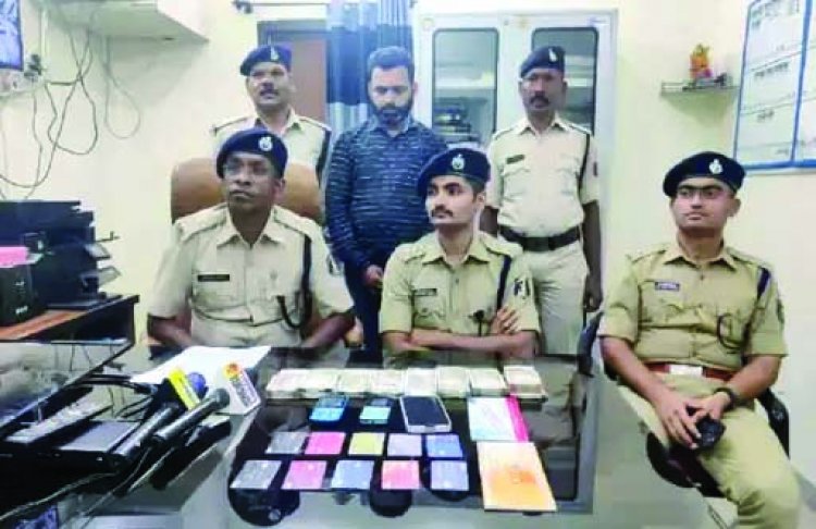 किराये के मकान में चल रहा था आईपीएल सट्टा, पुलिस ने 4 लाख नगदी के साथ आरोपी को पकड़ा