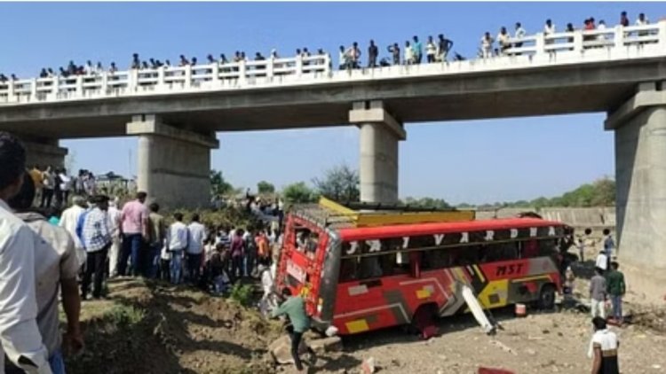 यात्रियों से भरी बस 50 फीट ऊंचे पुल से गिरी, 15 की मौत