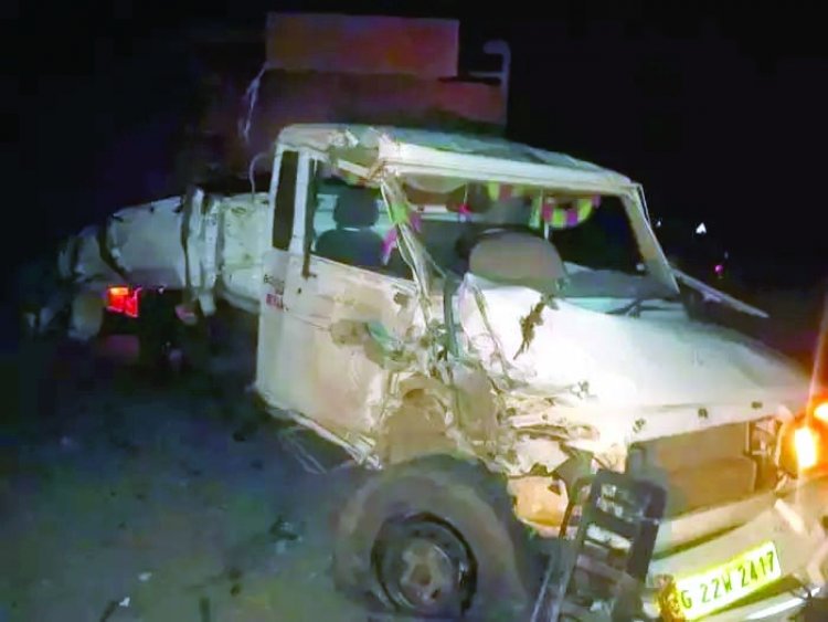 पिकअप वाहन और ट्रक की आमने-सामने टक्कर में 6 की मौत, 20 घायल