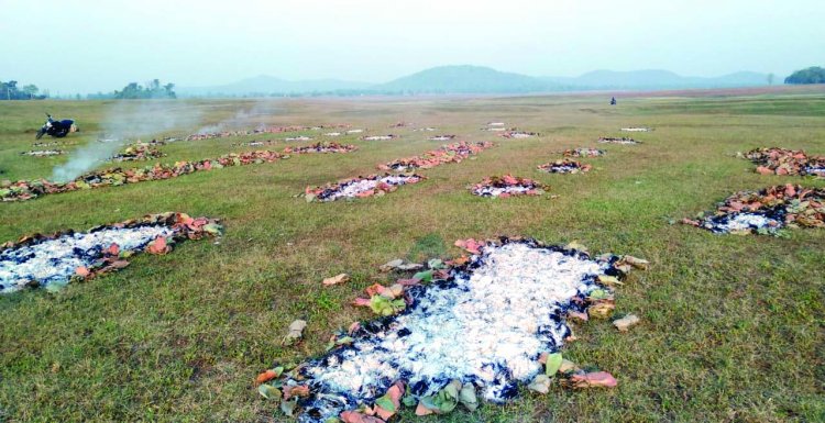 तेंदूपत्ता के फड़ों को नक्सलियों ने किया आग के हवाले