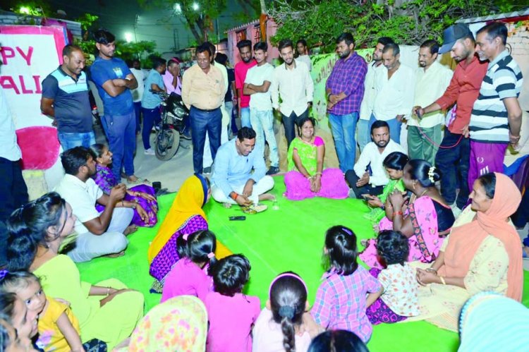 विधायक ने भेंट मुलाकात के दौरान आम नागरिक के घर में चखा रोटी और चौलाई भाजी का स्वाद