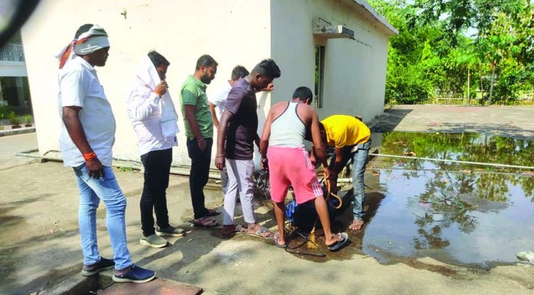 तालपुरी कॉलोनी में पेयजल संकट को दूर करने रिसाली निगम के कर्मचारियों ने सम्हाला मोर्चा, राजनांदगांव से मोटर लाकर किया स्टाल