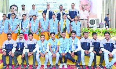 मुख्यमंत्री बघेल ने जल मितान एवं युवा उद्यमियों को दिए टूल किट