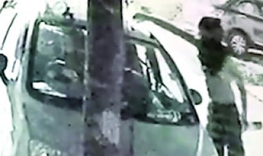 बदमाशों ने घर के बाहर खड़ी कार में पेट्रोल डालकर  लगा दी आग