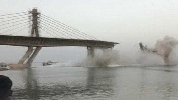 1700 करोड़ की लागत से गंगा नदी के ऊपर बन रहा पुल फिर गिरा
