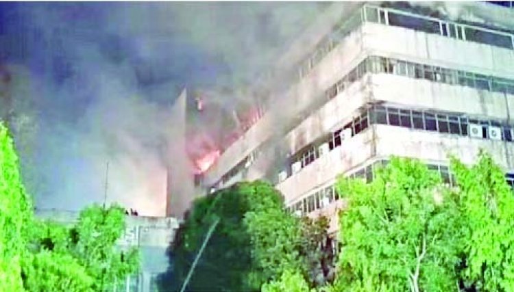 सरकारी दफ्तर वाले चार मंजिल जलकर खाक, आग नहीं बुझी तो वायुसेना की ली गई मदद