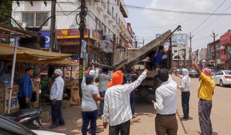 अवैध होर्डिंग एवं पोस्टर को हटाने भिलाई ने चलाया अभियान, आकाश गंगा मार्केट क्षेत्र में हुई कार्यवाही