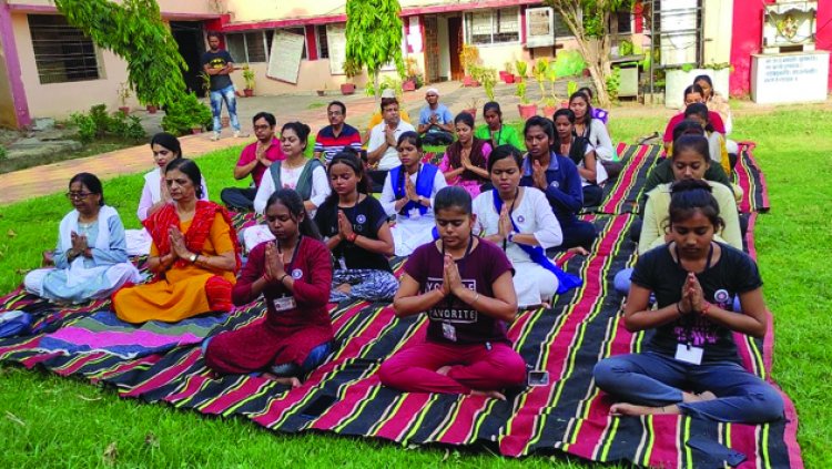  इंदिरा गांधी शासकीय महाविद्यालय भिलाई में योगा कार्यक्रम 