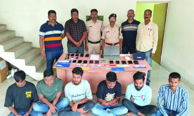 बिशाखापट्टनम में छापा मार दुर्ग पुलिस ने रेड्डी अन्ना बुक के 6 सटोरियों को दबोचा