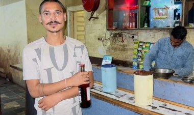 इस बार में पुलिस का छापा, देर रात तक शराब बेचने पर की गई कार्रवाई