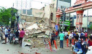 खुदाई में लापरवाही: निगम द्वारा नाली निर्माण के दौरान भरभरा कर गिरा तीन मंजिला कॉम्प्लेक्स