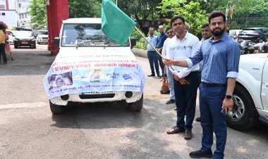 कलेक्टर ने ईव्हीएम एवं वीवीपैट मशीन के प्रचार-प्रसार के लिए मोबाईल डेमोन्सट्रेशन वैन को हरी झंडी दिखाकर किया रवाना