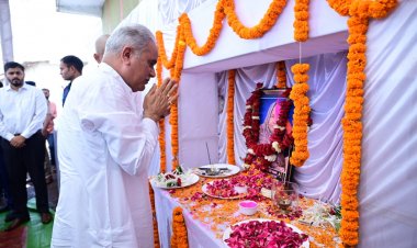 मुख्यमंत्री श्री बघेल ने अरूण चंद्राकर की माता स्वर्गीय अम्बा देवी चंद्राकर को अर्पित की श्रद्धांजलि