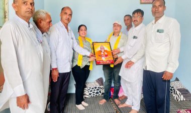 समाजसेवी महेश गोयल व बेटी उर्वशी को बाबा श्याम का चित्र देकर किया गया सम्मानित