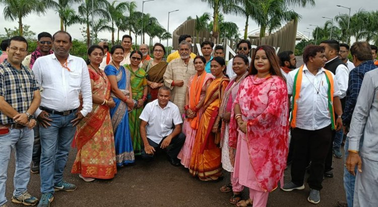 जिला अध्यक्ष ब्रजेश बिचपुरिया के नेतृत्व में बड़े उत्साह के साथ हज़ारों की संख्या में मोदी को सुनने भिलाई से कार्यकर्ता पहुंचे रायपुर