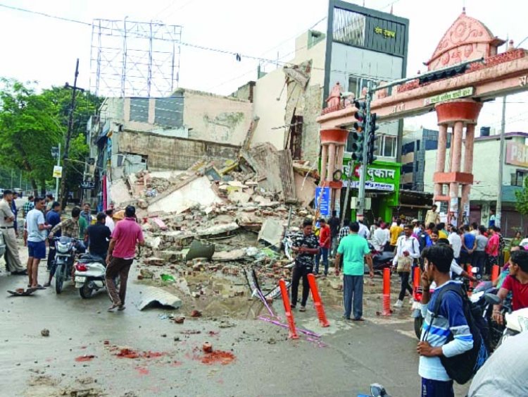 खुदाई में लापरवाही: निगम द्वारा नाली निर्माण के दौरान भरभरा कर गिरा तीन मंजिला कॉम्प्लेक्स