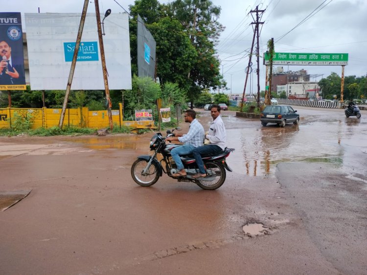 सड़क में गड्ढों के कारण हो रही दुर्घटना के लिए नगर प्रशासन जिम्मेदार -ब्रजेश बिचपुरिया