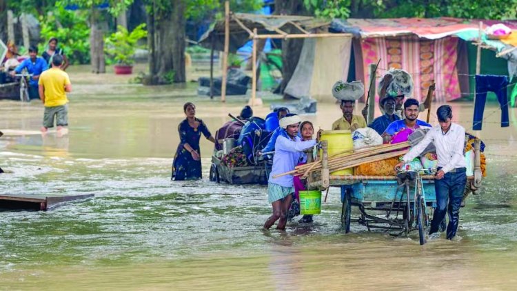 दिल्ली में बाढ़ का खतरा: स्कूल, दफ्तर, मेट्रो स्टेशन बंद