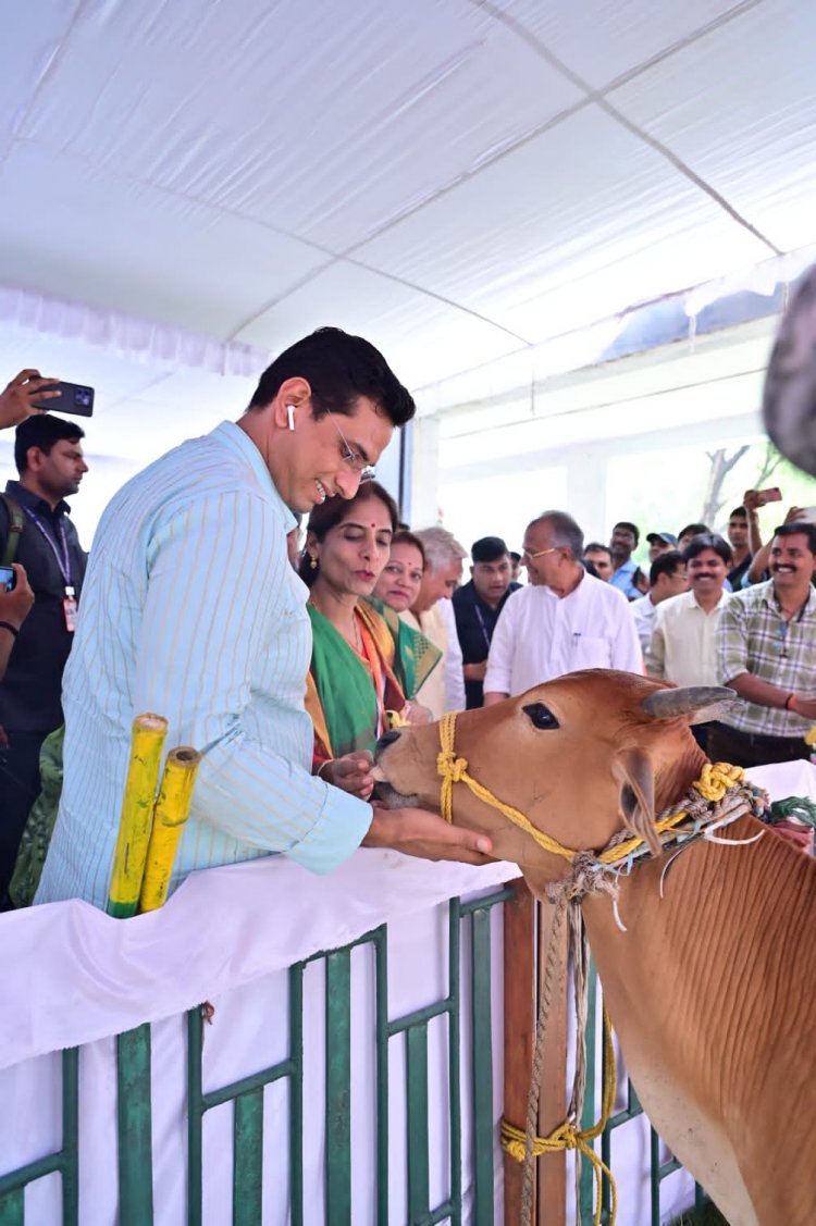 धूमधाम से मनाया गया प्रदेश का पहला त्योहार हरेली, गृहमंत्री संग विधायक देवेंद्र यादव ने चखा छत्तीसगढ़ी व्यंजन का स्वाद