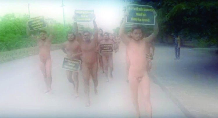 अभी-अभी रायपुर की सड़क पर विरोध स्वरूप नग्न होकर दौड़ पड़े कई युवा