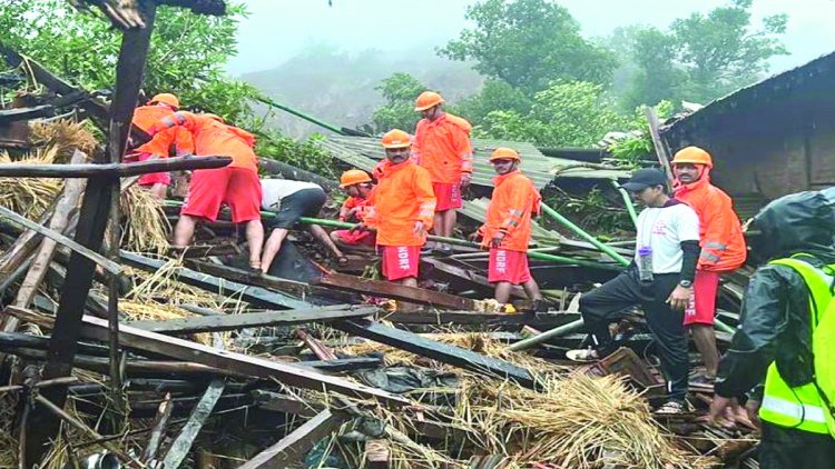 सोते रहे लोग और भूस्खलन में दबा गांव, 5 की मौत, 100 के करीब लोग दबे, राहत और बचाव कार्य जारी