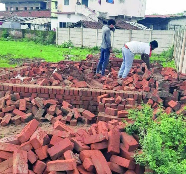 सरकारी जमीन पर बना रहा था मकान, निगम ने तोड़ा