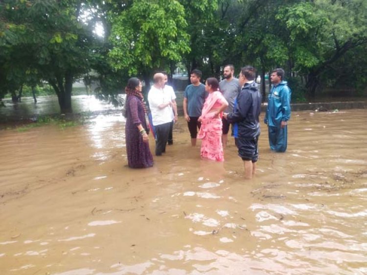 तालपुरी में गलत डिजाइन बना जलभराव का कारण, घुटने तक भरा था पानी