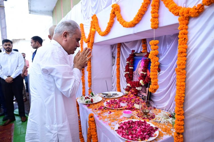 मुख्यमंत्री श्री बघेल ने अरूण चंद्राकर की माता स्वर्गीय अम्बा देवी चंद्राकर को अर्पित की श्रद्धांजलि