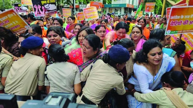 भारतीय जनता पार्टी महिला मोर्चा ने गृह मंत्री के निवास का घेराव कर किया जंगी प्रदर्शन